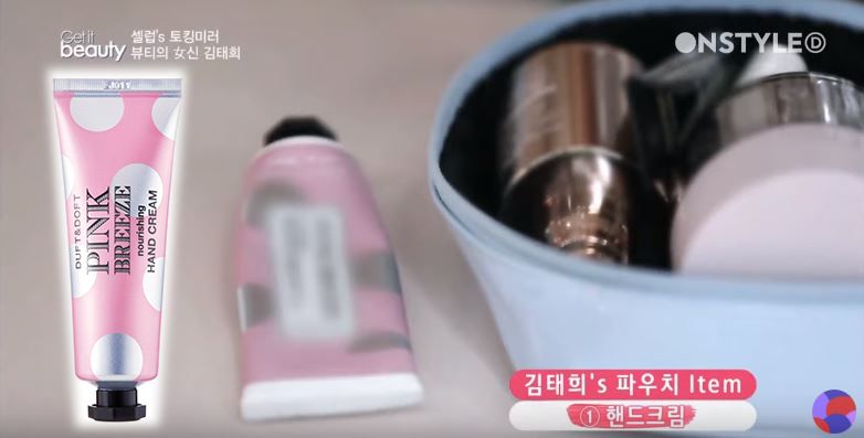 至於化妝包必備品方面，首先是她平日出門會隨身攜帶的護手霜。這款是韓國品牌DUFT&DOFT的Pink Breeze Hand Cream，散發蜜桃與粉牡丹的淡淡花果香氣。
