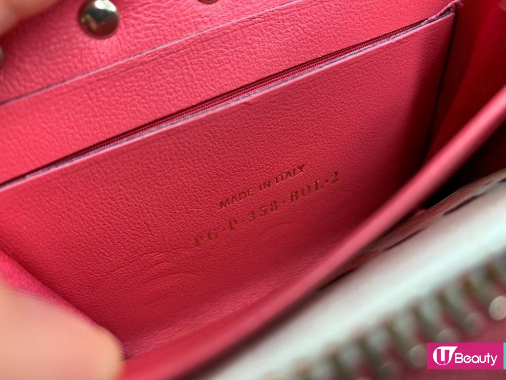 【4.手袋標籤、編號】 真正的名牌手袋內幾乎都有品牌標籤,除留意有沒有串錯字外,LOGO的字體也是重點。手袋內都應該有相應的編號,有按壓的,也有燙金的,而每個品牌的編號排列次序不盡相同,也是其中一個推斷真偽的元素。