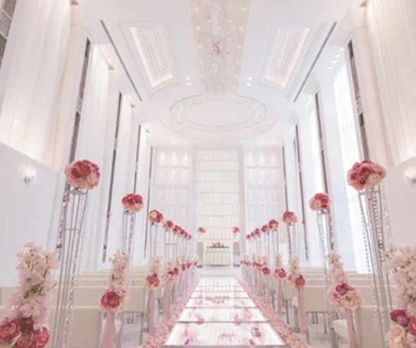 令人憐愛的新娘︰馬卡龍色系的緞帶和淡粉色的婚禮鮮花，周圍環繞著鑲有水晶和施華洛世奇的裝飾，營造充滿夢想和幸福的空間。