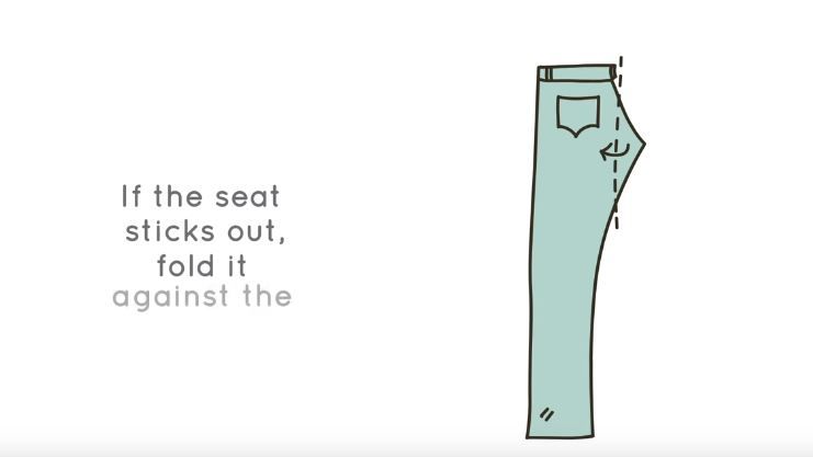 Step1：將牛仔褲鋪平，用手撫平鄒折處，將臀部突出的三角形部分，向內摺。