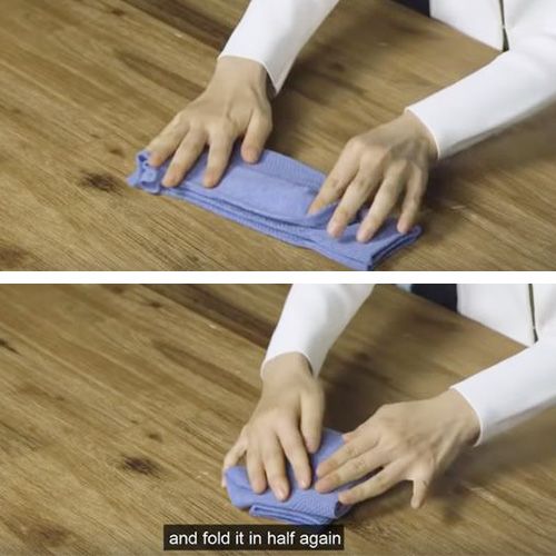 襪子收納秘訣Step1：將襪子鋪平，用手撫平鄒折處，把兩隻襪子重疊擺好，把上下對摺（注意尾端留一點空位），然後再摺兩下或三下。