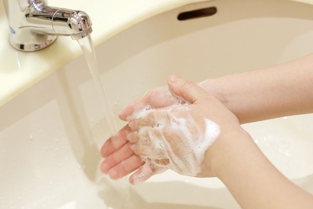 1.戴口罩前先清洗雙手；