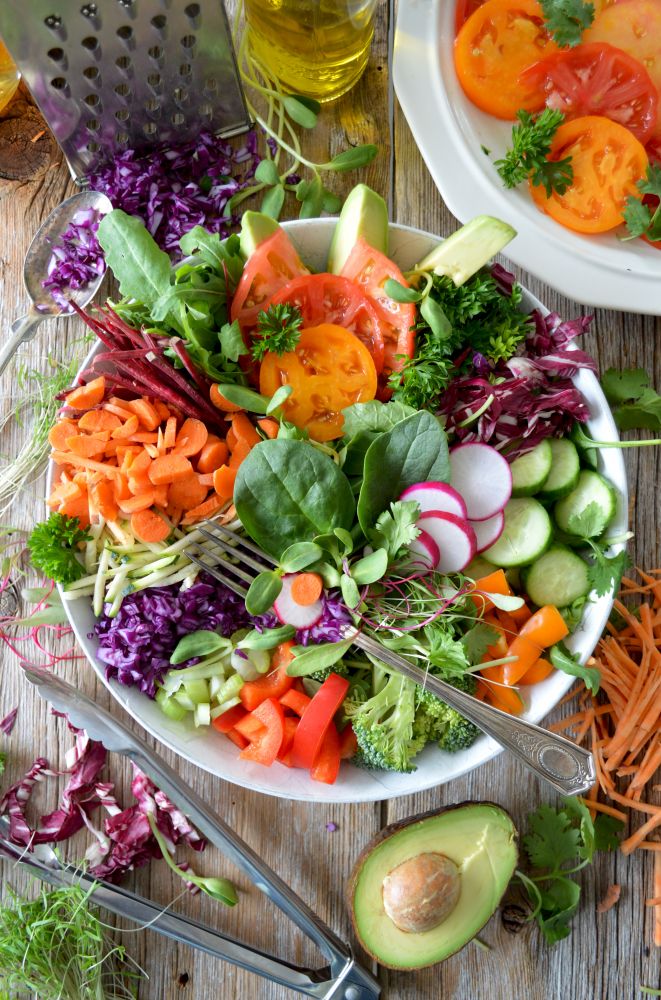 7. 多吃蔬菜 - 綠色植物、生果和果實等都是增強免疫力的最佳補品，而肝臟的主要功能幫助身體自然排毒，多吸收羽衣甘藍、西蘭花和捲心菜能讓肝臟更健康，維持正常運作。