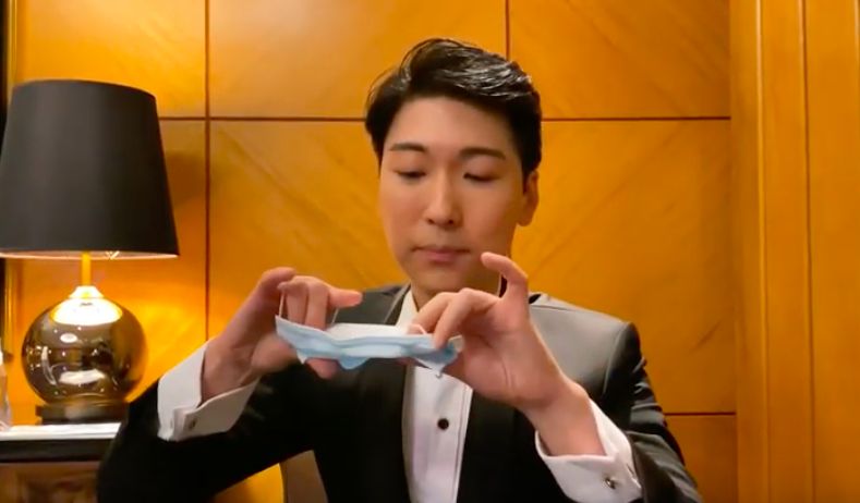  8. 除口罩時接觸口罩外面，除口罩時最好從內向外對摺，放進原先包裝再丟進有蓋垃圾桶！