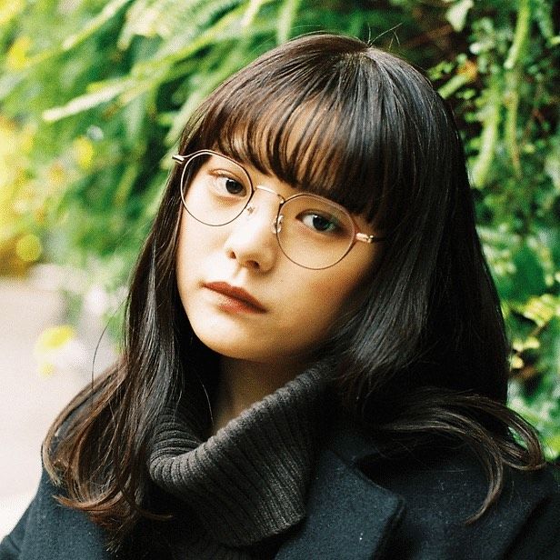 若你想低調得來帶點與眾不同,不妨看看這款紅色 BOSTON 形鏡框,纖幼的鏡框以紅色點綴,溫柔又可愛。Zoff CLASSIC:ZP192016_24E1 / 售價︰HK$880(價錢已包括鏡架連標準鏡片) 若你想低調得來帶點與眾不同,不妨看看這款紅色 BOSTON 形鏡框,纖幼的鏡框以紅色點綴,溫柔又可愛。Zoff CLASSIC:ZP192016_24E1 / 售價︰HK$880(價錢已包括鏡架連標準鏡片)