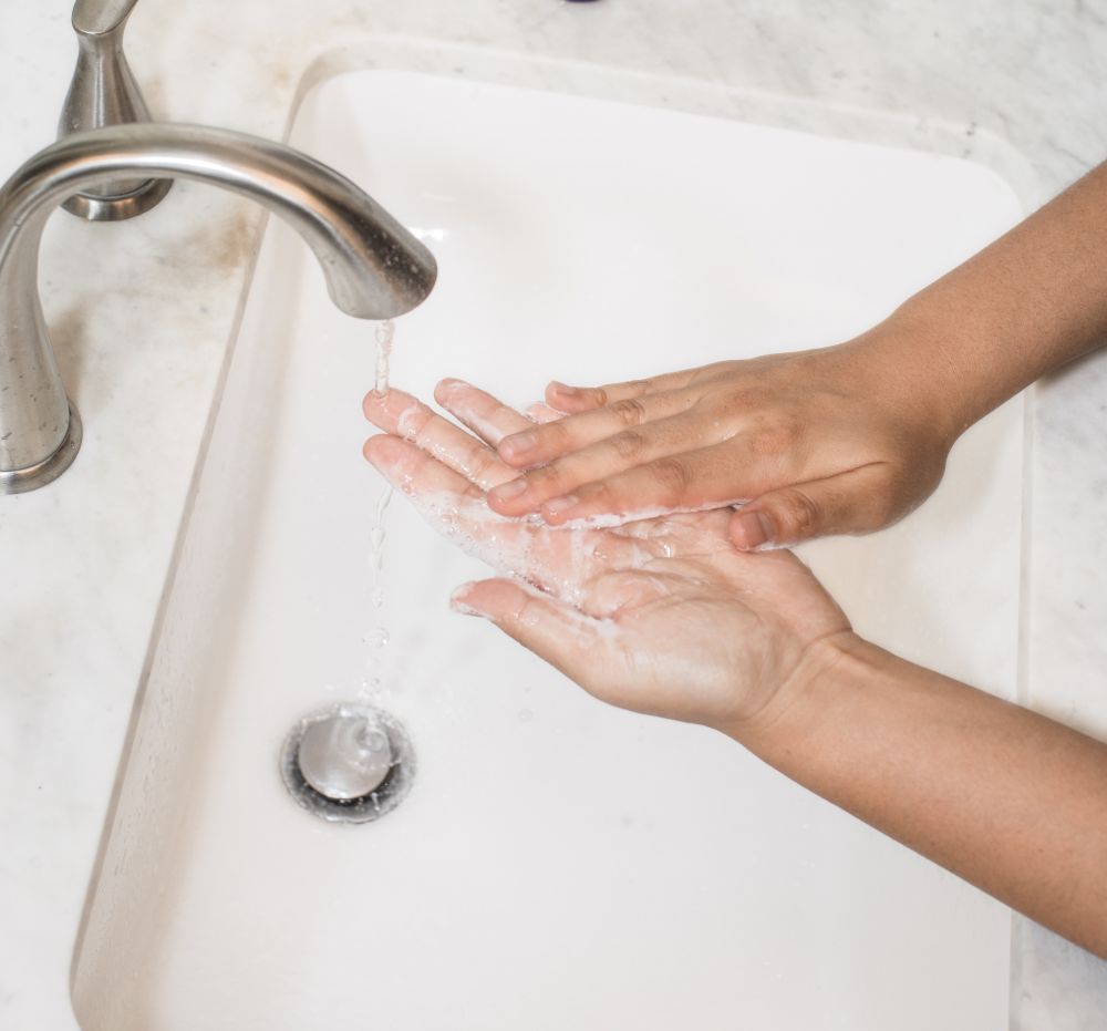 3. 勤洗手 － 在家中工作也要緊記要勤洗手，手部衞生是最有效防止疾病傳播的方法。特別在接觸過用過的口罩、鞋子、門柄等等容易有細菌的地方，記得要充分清潔手部，洗手記得落肥皂，至少要有20秒！