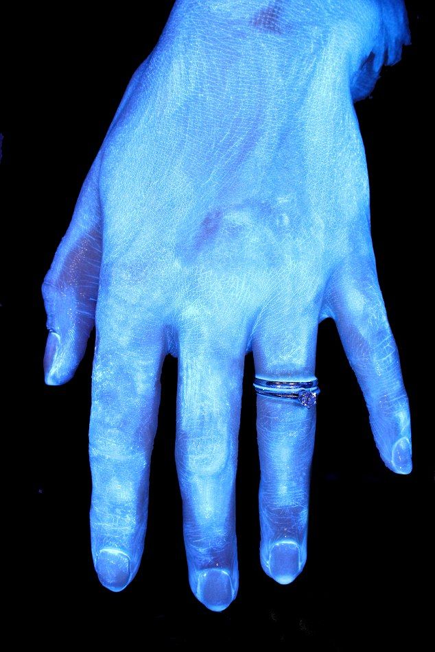 從照片的示意圖看來，只用水沖然後甩乾基本和沒洗一樣骯髒！只有手指旁的部分細菌能被沖掉，但指甲邊緣和細紋中的細菌根本還存在！