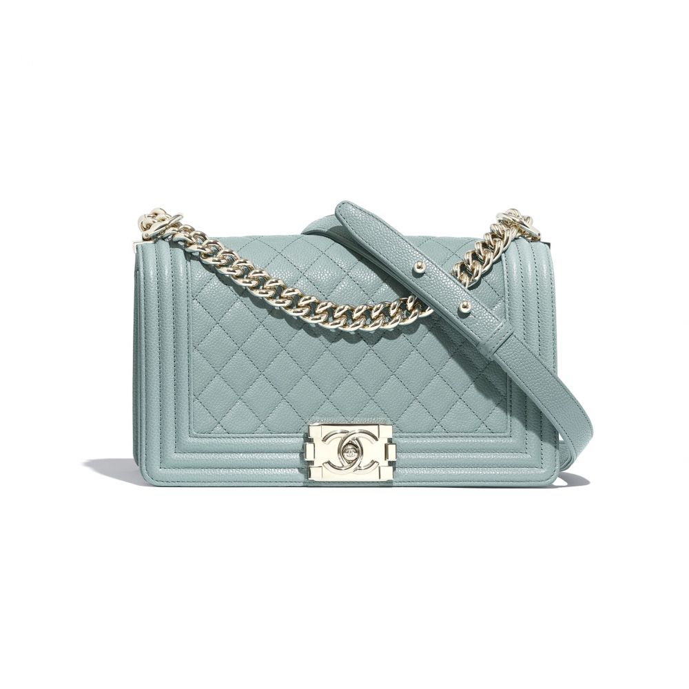 BOY CHANEL手袋丨售價$ 36,500丨尺寸15 × 25 × 9 cm丨粒紋小牛皮