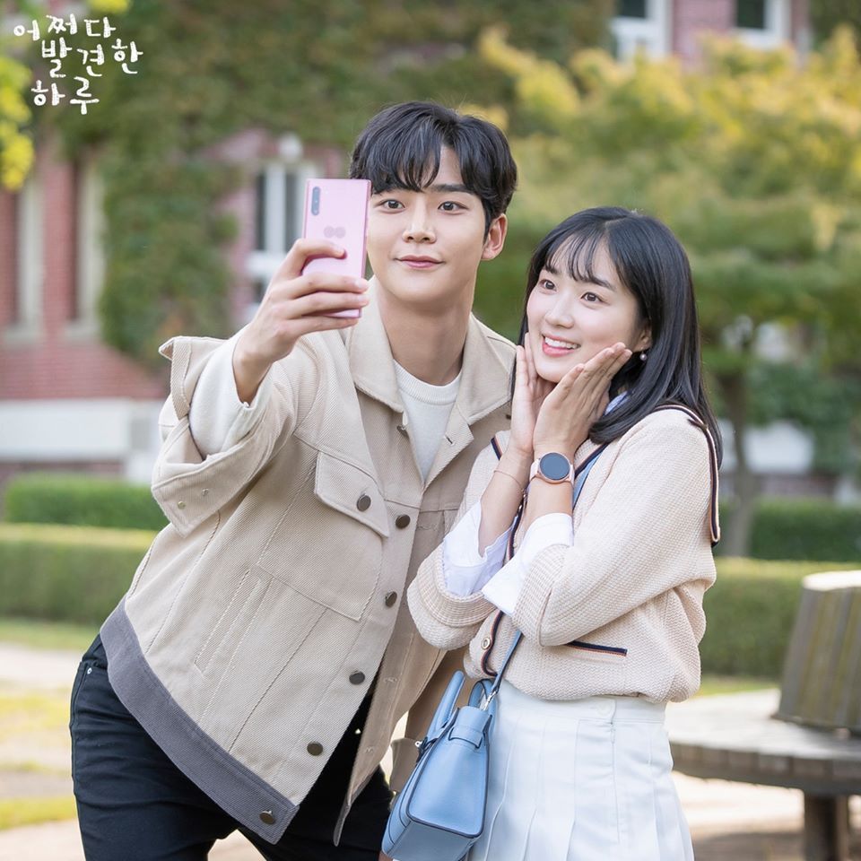 簡而言之,每當你與男朋友見面約會時,都要噴上同一牌子同一款式的香氣。這樣他能夠慢慢地識別出這種氣味,可以是香水、香味洗髮水、潤手霜等等。久而久之,使他每次聞到相似氣味時都會想起你,想念和你一起的時光,所以女生們不要常常換香水了~ 簡而言之,每當你與男朋友見面約會時,都要噴上同一牌子同一款式的香氣。這樣他能夠慢慢地識別出這種氣味,可以是香水、香味洗髮水、潤手霜等等。久而久之,使他每次聞到相似氣味時都會想起你,想念和你一起的時光,所以女生們不要常常換香水了~