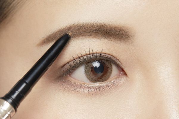 1. 以黃金比例眉型，用眉筆勾勒出適合你的理想眉型。畫眉時，要檢查左右眉毛是否對稱。