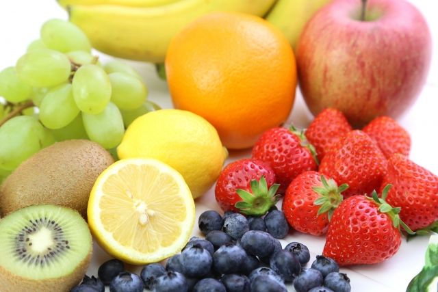 3）攝取維生素C食材：維生素C對於保持皮膚健康至關重要，並具有調節皮膚更新的功能，如獼猴桃，草莓，橘子等。