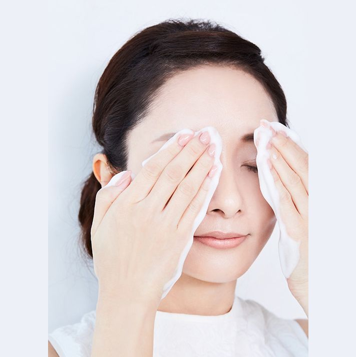 如果眼妝很濃，再添加一點泡沫，然後在眼線和睫毛膏上再按壓。
