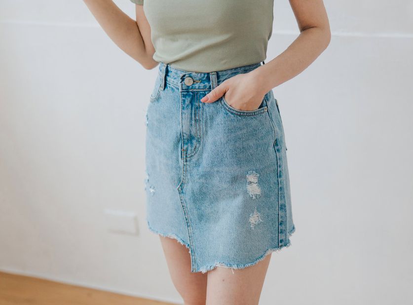 不收邊割破牛仔短裙 （限量）台幣495