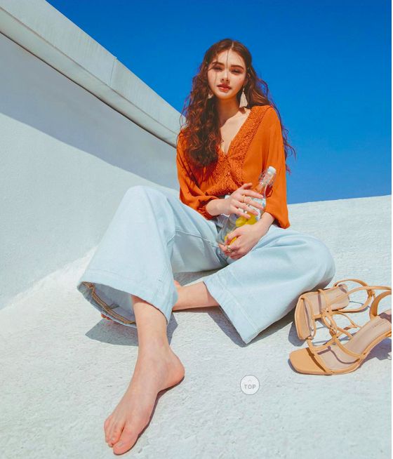 V領蕾絲澎袖收腰短版上衣 台幣490