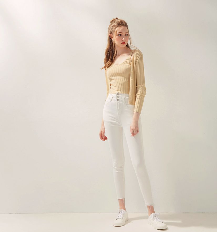 高腰長腿排釦窄管牛仔褲 台幣690