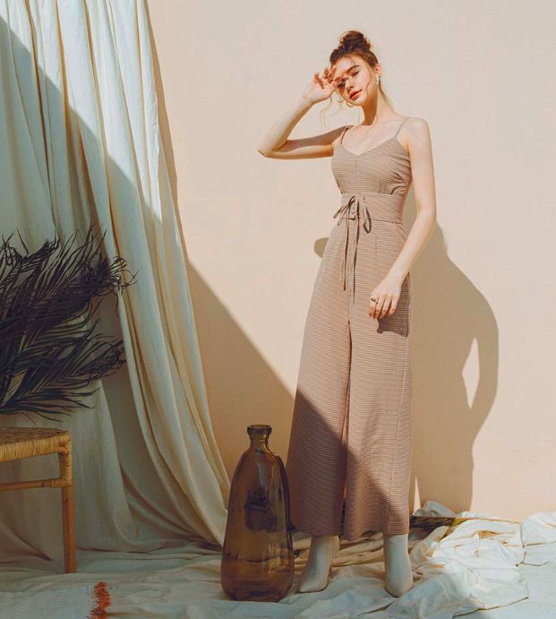 細格紋收腰綁帶細肩連身褲 台幣790