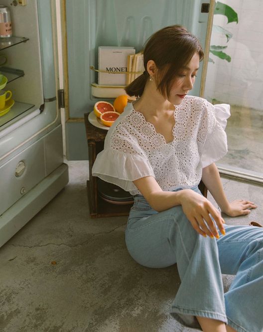 荷葉拼接雕花蕾絲上衣 台幣1280