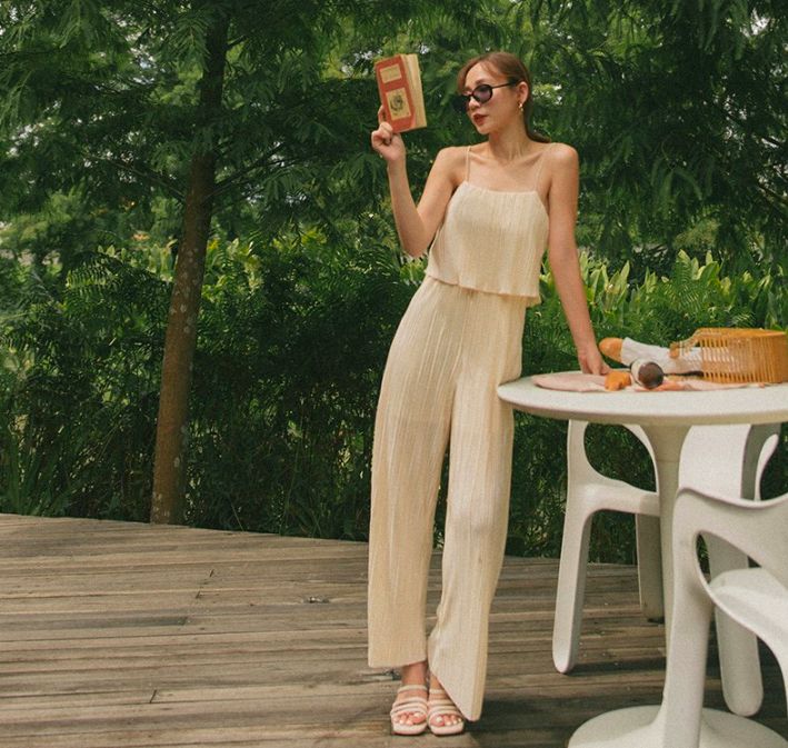 優雅壓摺連身寬褲 台幣780