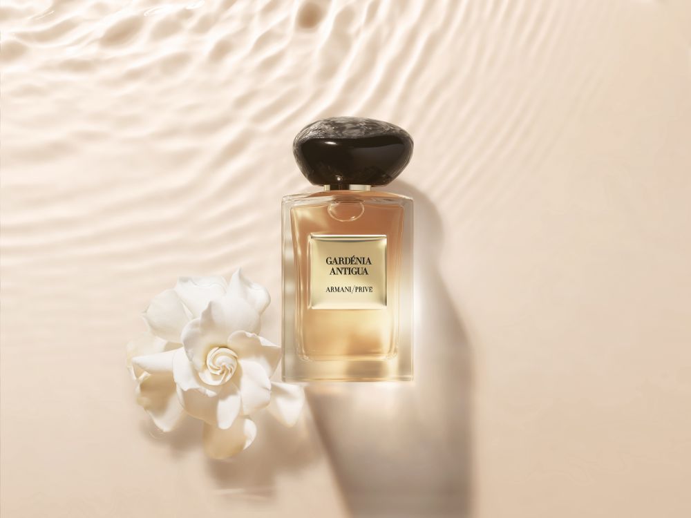 梔子花糅合蜜柑和橙花精華，層次分明，清新而典雅，再跟廣藿香、龍涎香和白麝香的基調縈繞交織，馥香迷人。