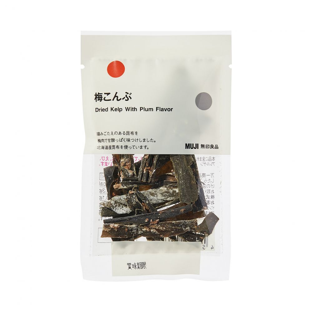 【梅味昆布乾 售價：HK$10 | 容量：8g】 選用北海道海帶，嚼勁十足，酸甜梅子味非常開胃，是充滿懷舊風味的日式小吃。