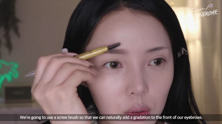 Step1 眉毛：眉頭部分講求自然漸變，選用貼近髮色的眉筆輕輕勾勒出眉型後，用眉刷梳鬆眉頭，讓顏色更自然有層次。