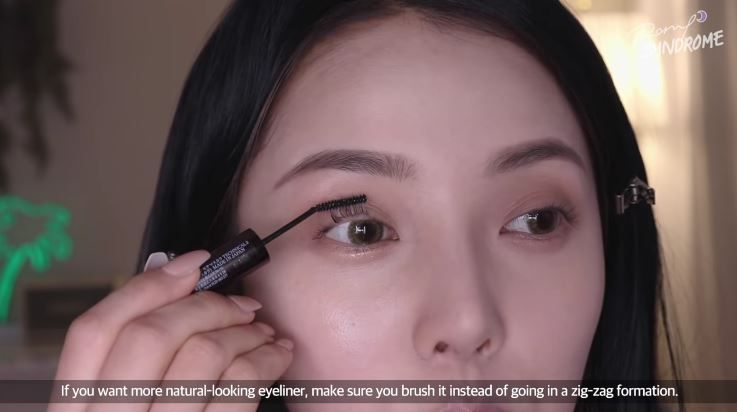 Step3 睫毛：以睫毛夾捲曲睫毛後，用防水纖長睫毛膏，垂直順刷方式塗抹。刷出根根分明的纖長捲翹睫毛，讓眼睛有自然放大效果。