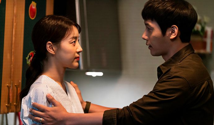 8.凡事不敢投入太多：對於「幸福恐懼症」的患者來說，投入得越多，失去時的痛苦感也就越大。由於所擁有的事物對他們來說太過重要，就更難承受失去時的感覺⋯⋯為了不讓自己崩潰，他們會強迫自己從一開始就不投入太多。