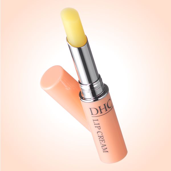 DHC 藥用Lip Cream （售價日元650円不含稅) 蘊含橄欖油保濕成分，質地舒適不黏笠，長時間滋潤雙唇。
