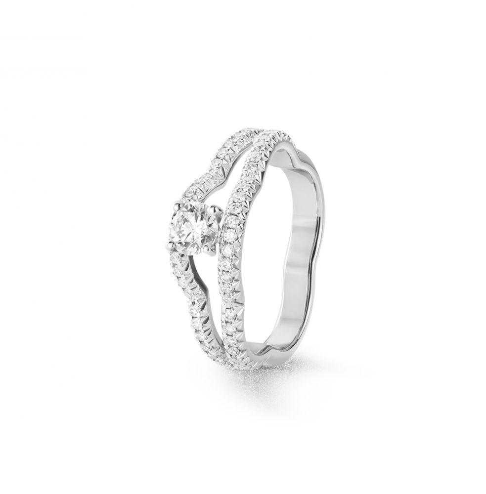 CAMÉLIA戒指（18K 白金．鑲嵌鑽石和主鑽）丨HKD 54,300