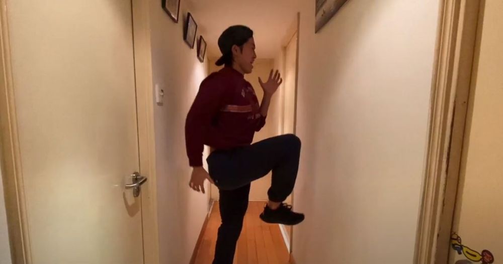 腳碗鈎起,膝頭抬至腰水平90度 腳碗鈎起,膝頭抬至腰水平90度