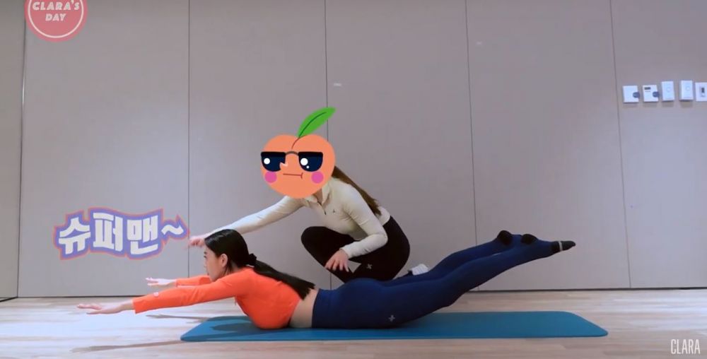 一開始躺在地上放鬆，之後上半身和小腿盡量往上抬起，維持3秒鐘。