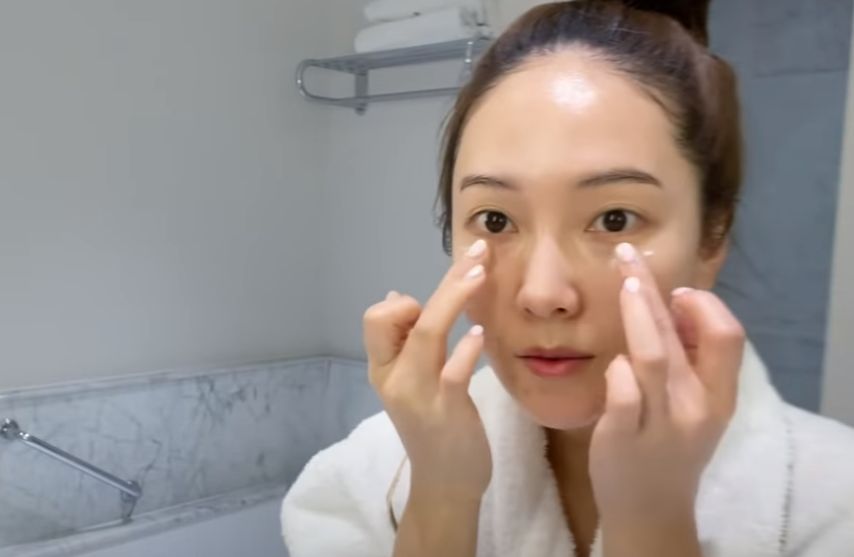 4. 輕輕塗上眼霜：Jessica會先把眼霜平均地點在眼周位置，再慢慢按摩至吸收～