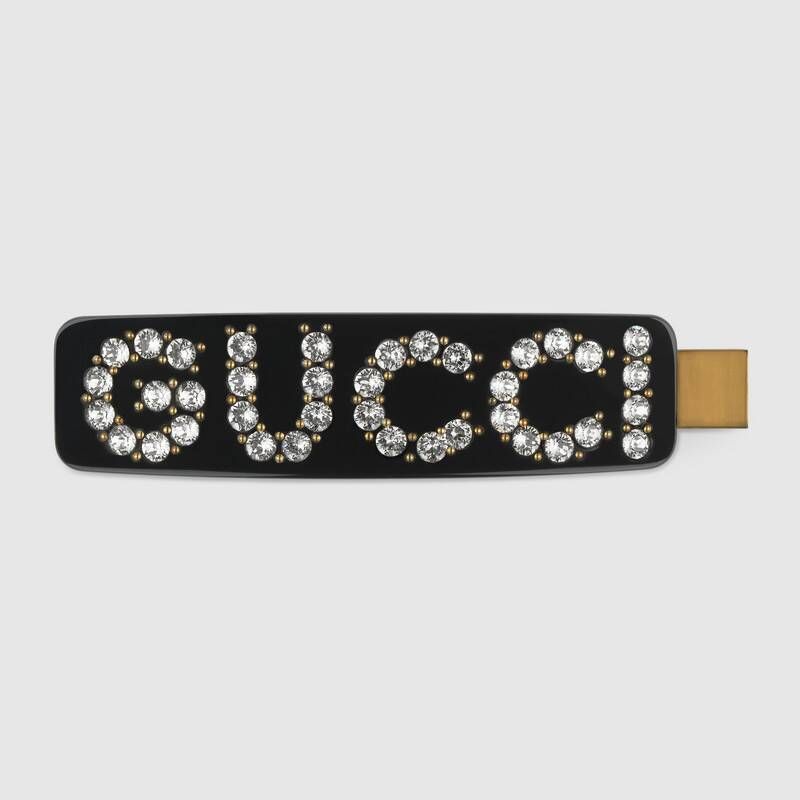 6.GUCCI水晶Gucci單品髮夾：GUCCI的這款髮夾採用閃亮感十足的萊茵石，構成品牌的標誌性字樣，另外再配上黑色底色以及金屬髮扣，整體風格相當型格、有個性，設計簡單又長青，不怕過時～