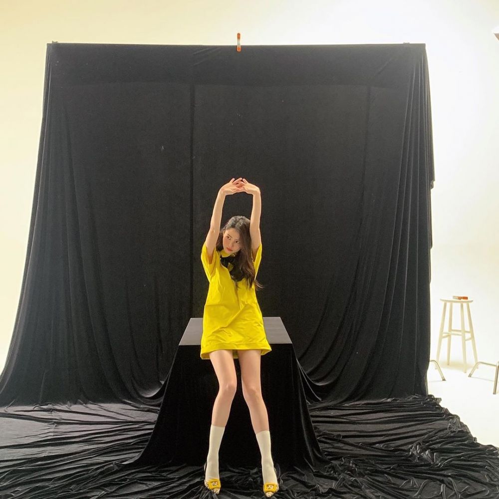 3.伸懶腰時不經意的挺胸：伸懶腰的時候，我們總是會不經意地挺胸，而胸部的線條就會更為突出，配上纖幼的腰部的話，簡直令男生的雙眼無法離開你呢！