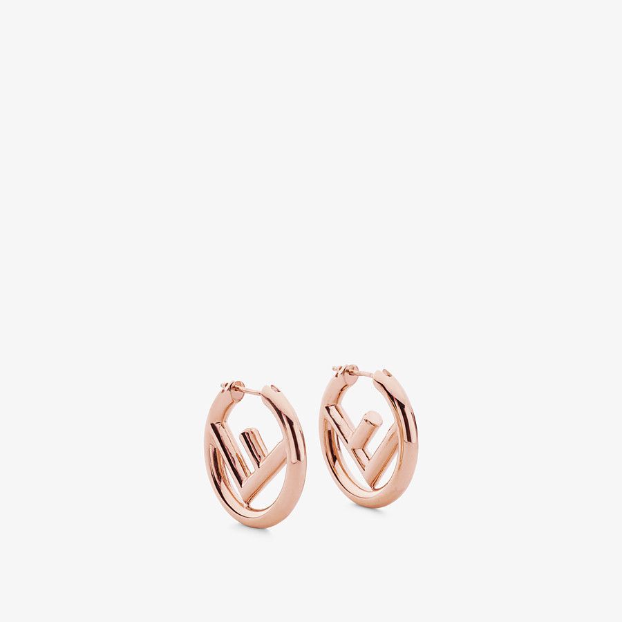 8.FENDI F IS FENDI 耳環：這款耳環的設計與風格都相當特別，分別採用了光面與啞面的玫瑰金金屬製造而成，而半圓形的耳環設計中，則加入了標誌性的「F」字樣，精緻又簡約，充滿了法式優雅的魅力！