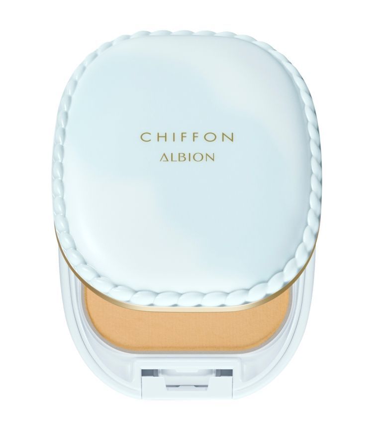 ALBION Snow White Chiffon SPF25 PA++（售價以官方公布為準）  由粉底液製成的粉餅，質地像雪一般輕盈，質感細膩柔滑，長時間防汗控油，保持漂亮的妝感。