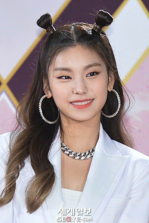 Tip 7: 避免配戴圈形耳環  當圓臉女生配戴面積較大或圓形的耳環時，耳環會把臉部線條向橫拉，從而視覺上擴大臉部的寬度。