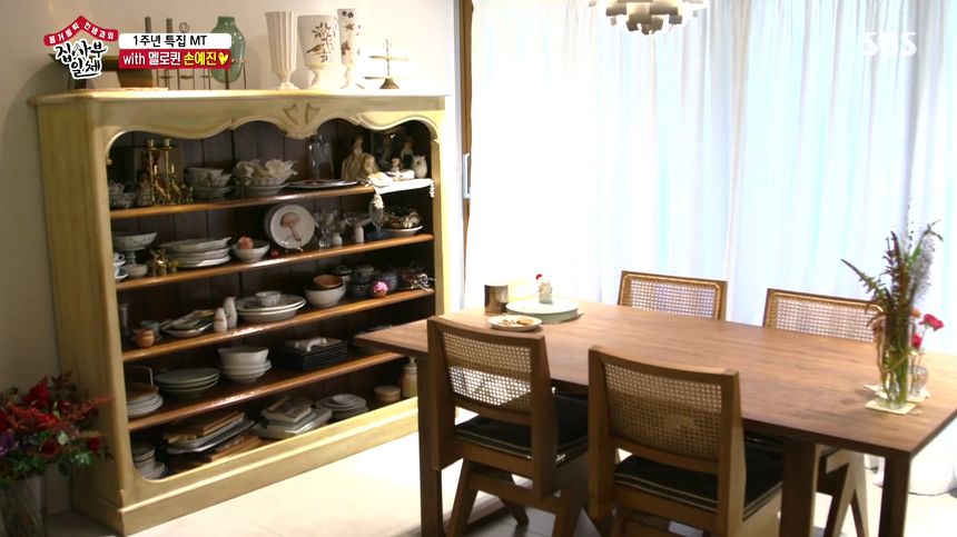 而這個復古風的碗盤櫃，出自法國手工品牌Moissonnier，每一件都需要訂做，要價1400萬韓元。Fritz Hansen品牌餐桌，要價10,471美元；瑞典設計餐桌椅子，則每張要價1300萬元韓元。