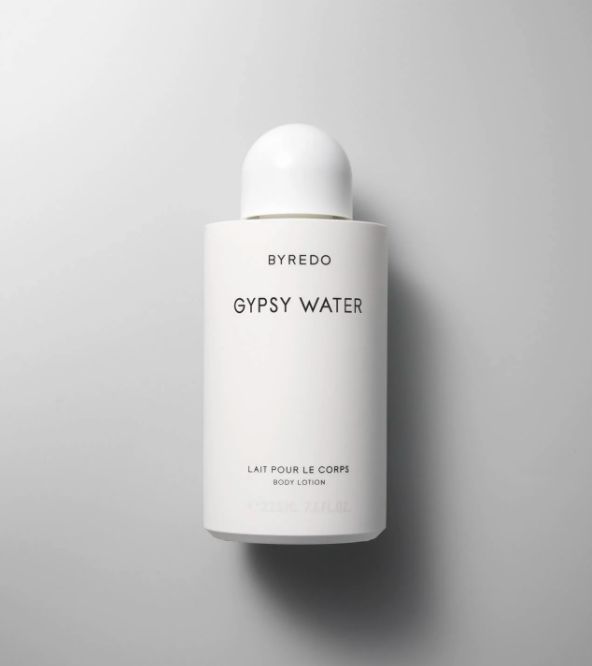 4.BYREDO Gypsy Water Body Lotion：BYREDOh的Gypsy Water擁有佛手柑、檸檬等清新的香調，溫柔而又充滿潔淨感，可為夏日季節帶來滿滿的活力氣息！另外滋潤效果相當不錯，而且質感亦非常清爽，放在辦公室隨時使用亦可～