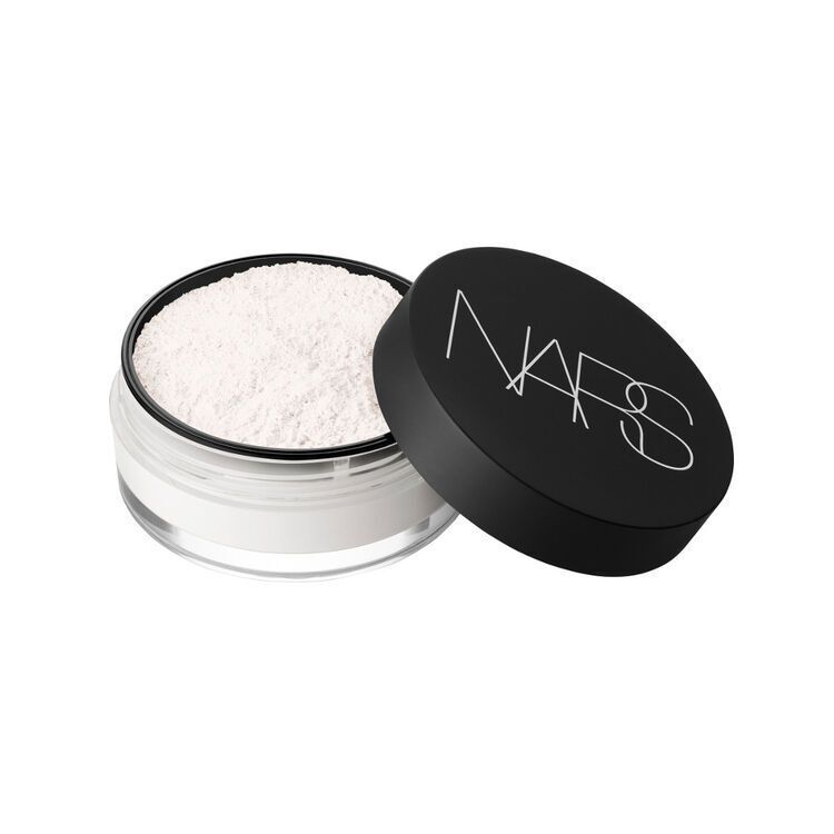  NARS 裸光蜜粉 (港幣$370) 透明蜜粉輕盈無重，可塑造柔霧效果，適合任何膚色。獨有的聚光複合物讓肌膚完美折射光線，可柔化臉上的幼紋瑕疵。
