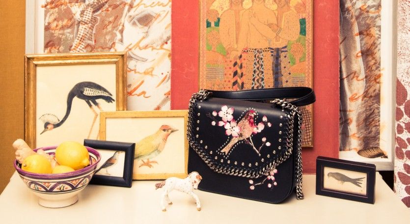 以環保材質製成的Stella McCartney  Falabella系列盒型手袋，經典的金屬鏈飾邊，加上飾釘及雀鳥的刺繡，款式復古大方兼型格十足。