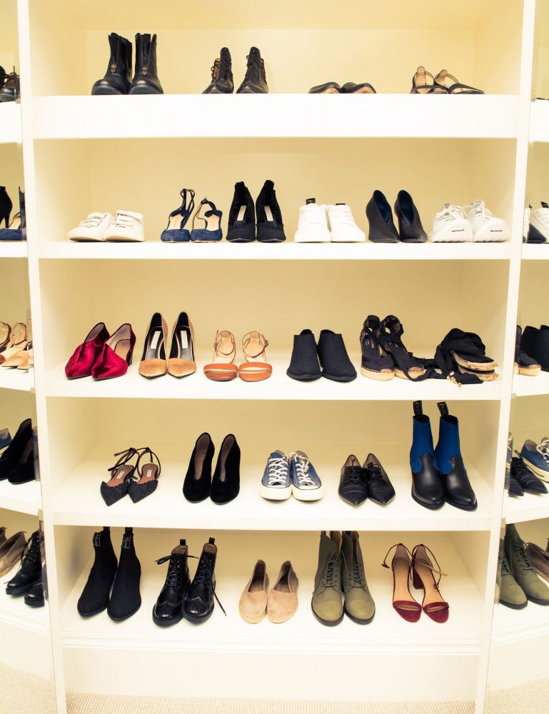 鞋櫃的佈置一目了然，鞋款多選擇以百搭的黑色為主，從精品高跟鞋到Converse球鞋，可說是精挑細選了最實用的鞋款。