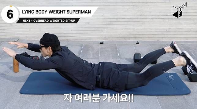 7. Lying Body Weight Superman（俯臥上仰）——趴在地上，雙手及雙腿同時向上抬起，緊記腹部用力。
