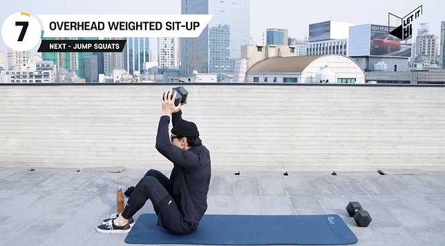 8. Overhead Weighted Sit-up（負重仰臥起坐）——仰躺，以仰臥起坐動作開始，每次抬起上半身時，將啞鈴高舉過頭，同時上半身盡可能地接近大腿。