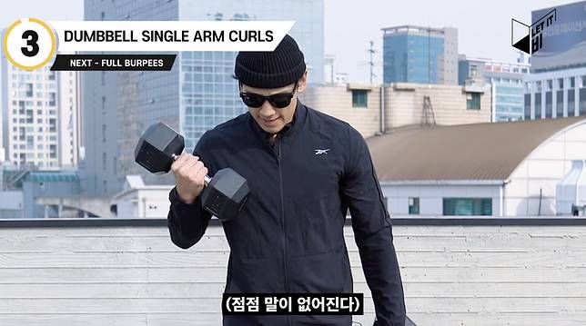 4. Dumbbell Single Arm Curls（單手舉啞鈴）——企直身體，雙手持啞鈴，高舉置於胸前。速度切勿過於急促，每下應控制於2秒左右為佳。