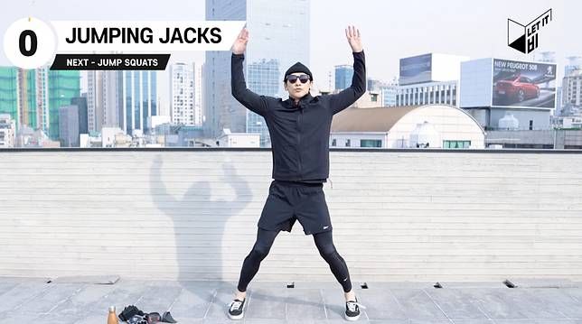 1. Jumping Jacks（開合跳）——企直身體，雙手放在兩旁，跳起時，雙腳向外，雙手往上，落地時膝蓋要輕微彎曲，減少衝擊力。