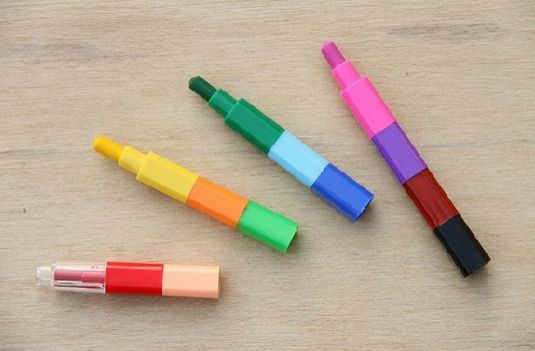 4. 顏色筆  小學的時候真的很常會用到顏色筆，即使不是美術課也有機會需要填色！如果每次都需要帶一整盒木顏色筆的話，實在是太麻煩了！因此有一段時期很流行這種可以組裝的顏色筆！現在想想也覺得實用又有創意！