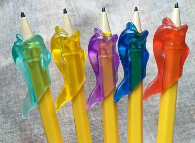 6. 筆膠。 當年還沒有鉛芯筆的時候，每個人都是帶上幾枝鉛筆做準備，奈何鉛筆握久了會造成手指痛的問題，所以便會有筆膠的出現~ 不知道你有用過嗎？