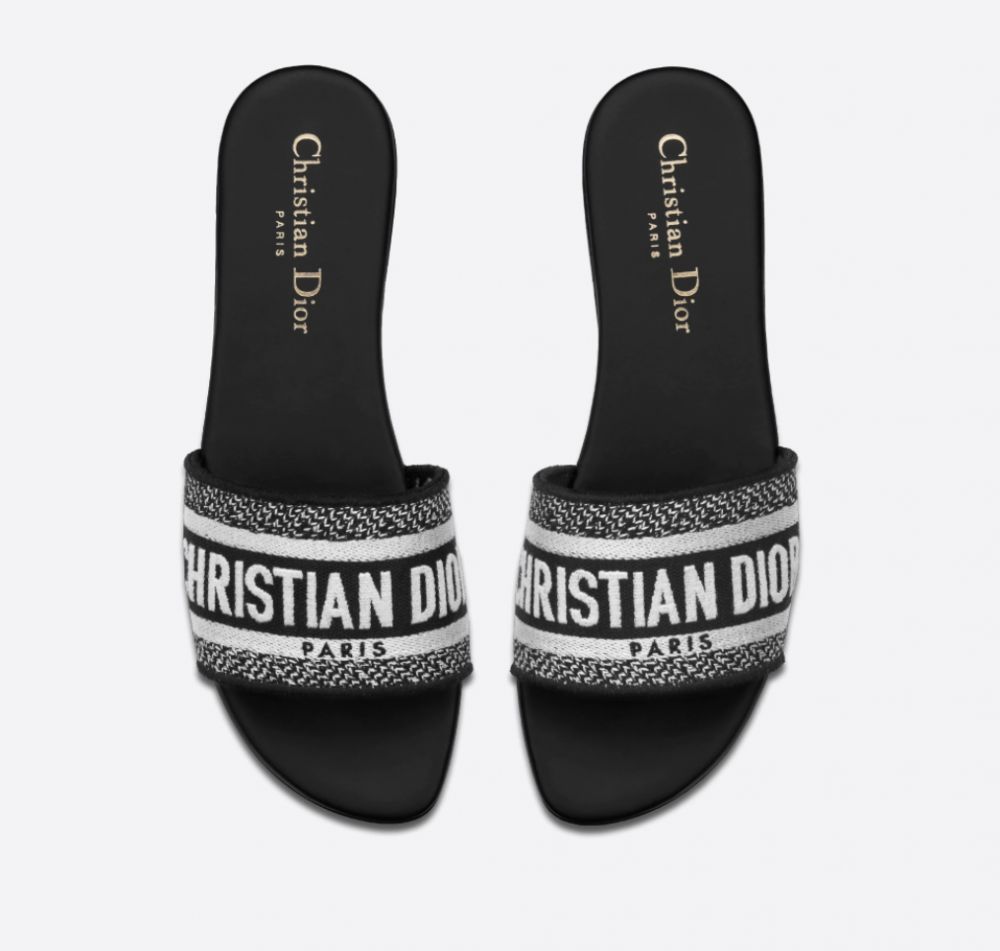 6. DIOR Dway Mule Black and White Embroidered Cotton HK$ 5,400  以黑白為主調，鞋面使用了純棉繡花，足夠柔軟舒適～即使沒有過多的設計，只簡單印上Christian Dior字樣，已經足夠型格！