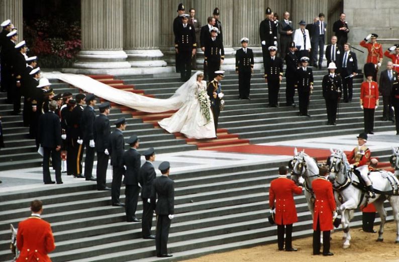 1981年7月，查理斯與戴安娜大婚。世紀婚禮於倫敦聖保羅教堂舉行，在超過7億人見證下完成儀式。（資料及圖片來源：CNN/Getty Images）